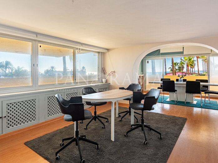 Exclusivo local comercial en primera línea de playa, frente al puerto de Marbella