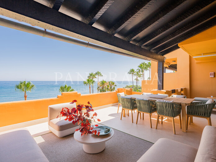 Magnificent 2nd floor beachfront apartment in Los Granados del Mar, Estepona