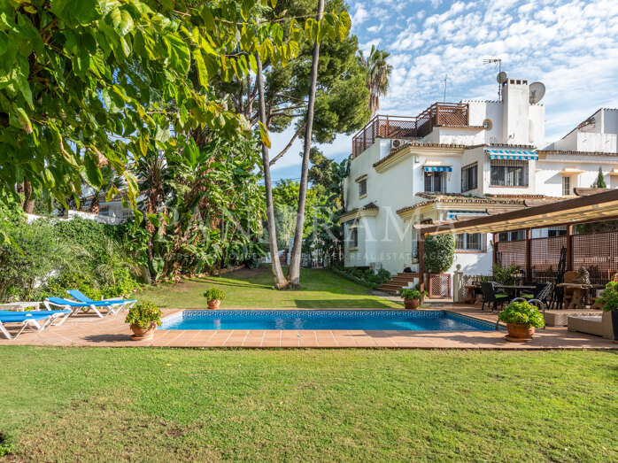 Maison familiale jumelée dans un emplacement central de Nueva Andalucía