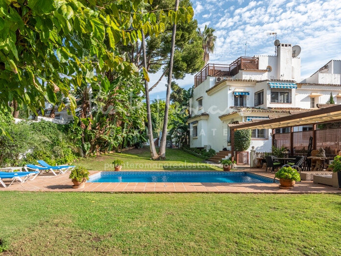Semi-detached family home in a central Nueva Andalucía location