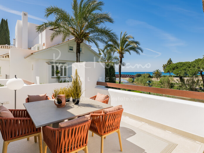 Extraordinario apartamento con vistas al mar en Palm Beach, Marbella Este
