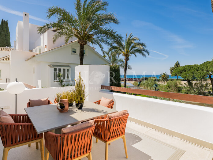 Extraordinary apartment with sea views in Palm Beach, Marbella East
