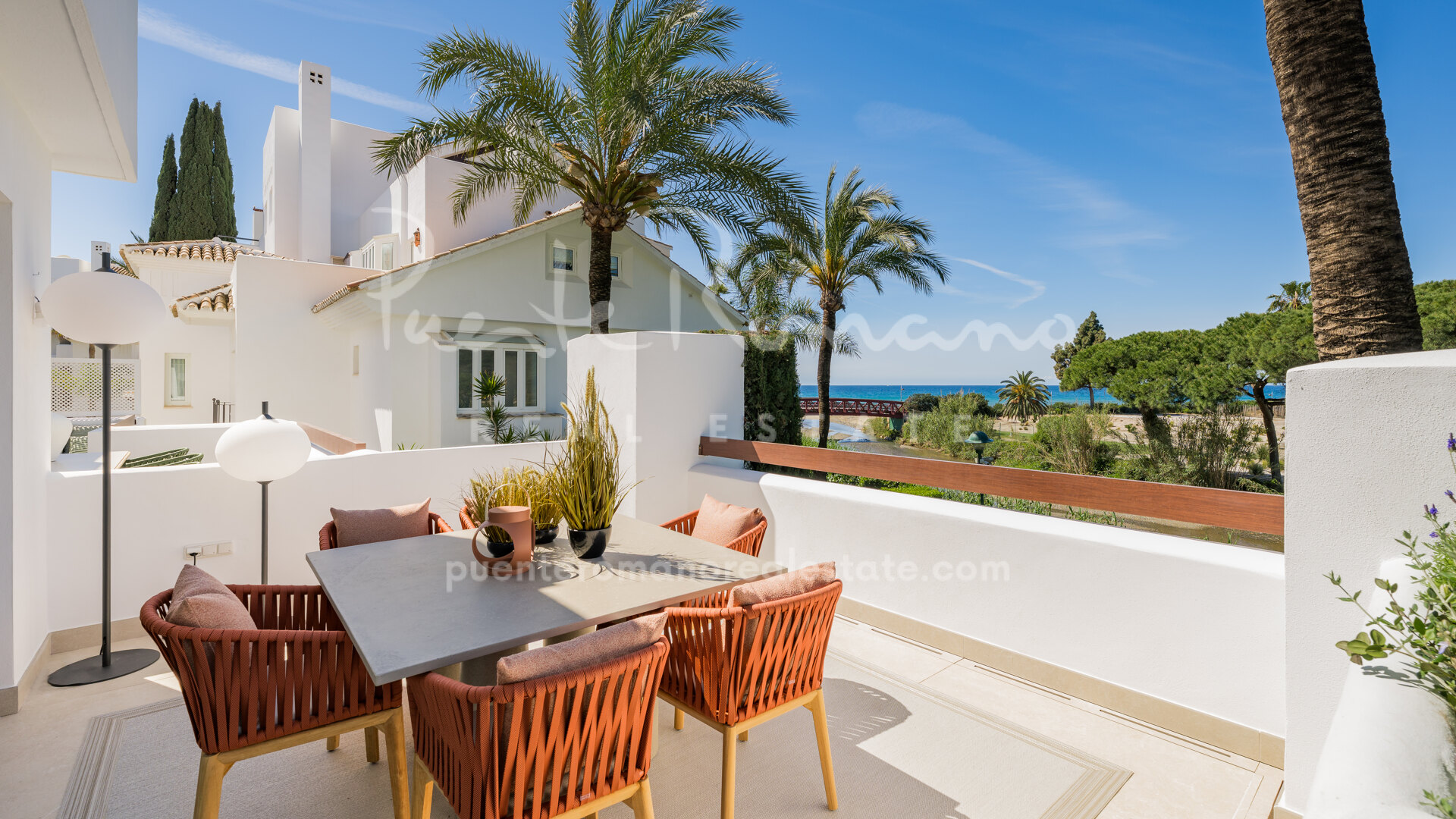 Extraordinary apartment with sea views in Palm Beach, Marbella East