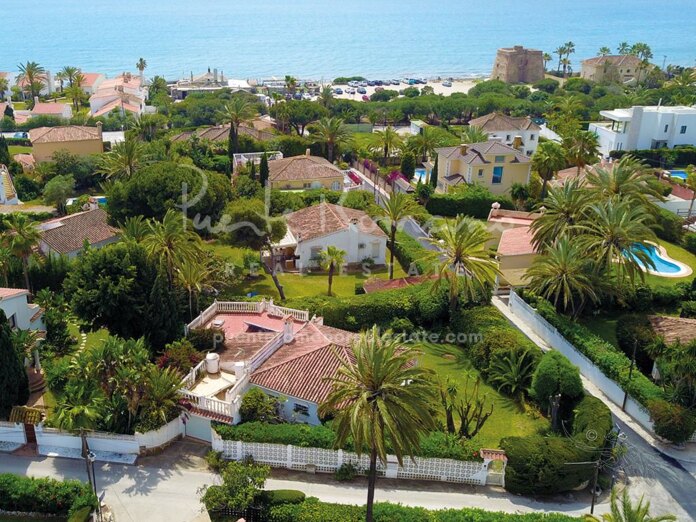 Detached villa with enormous renovation potential just 150 meters from the beach in Marbesa