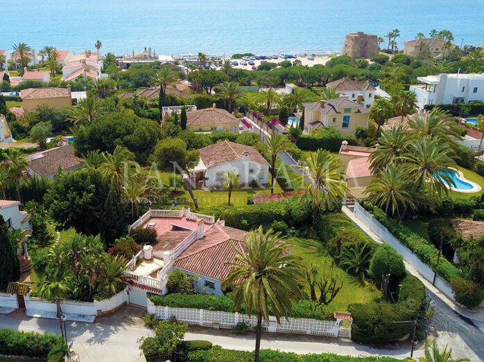 Freistehende Villa mit enormem Renovierungspotenzial nur 150 Meter vom Strand in Marbesa entfernt