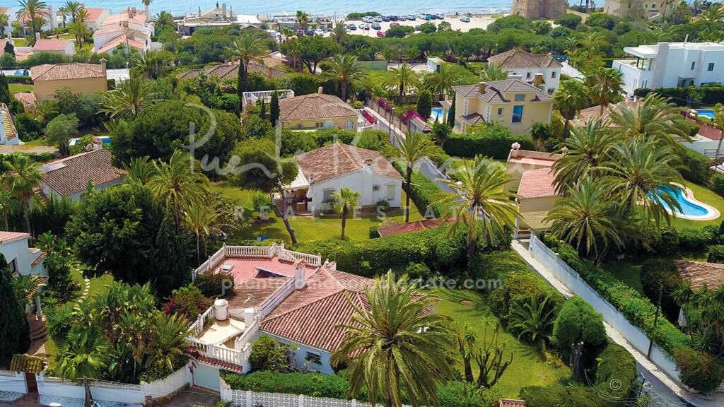 Detached villa with enormous renovation potential just 150 meters from the beach in Marbesa