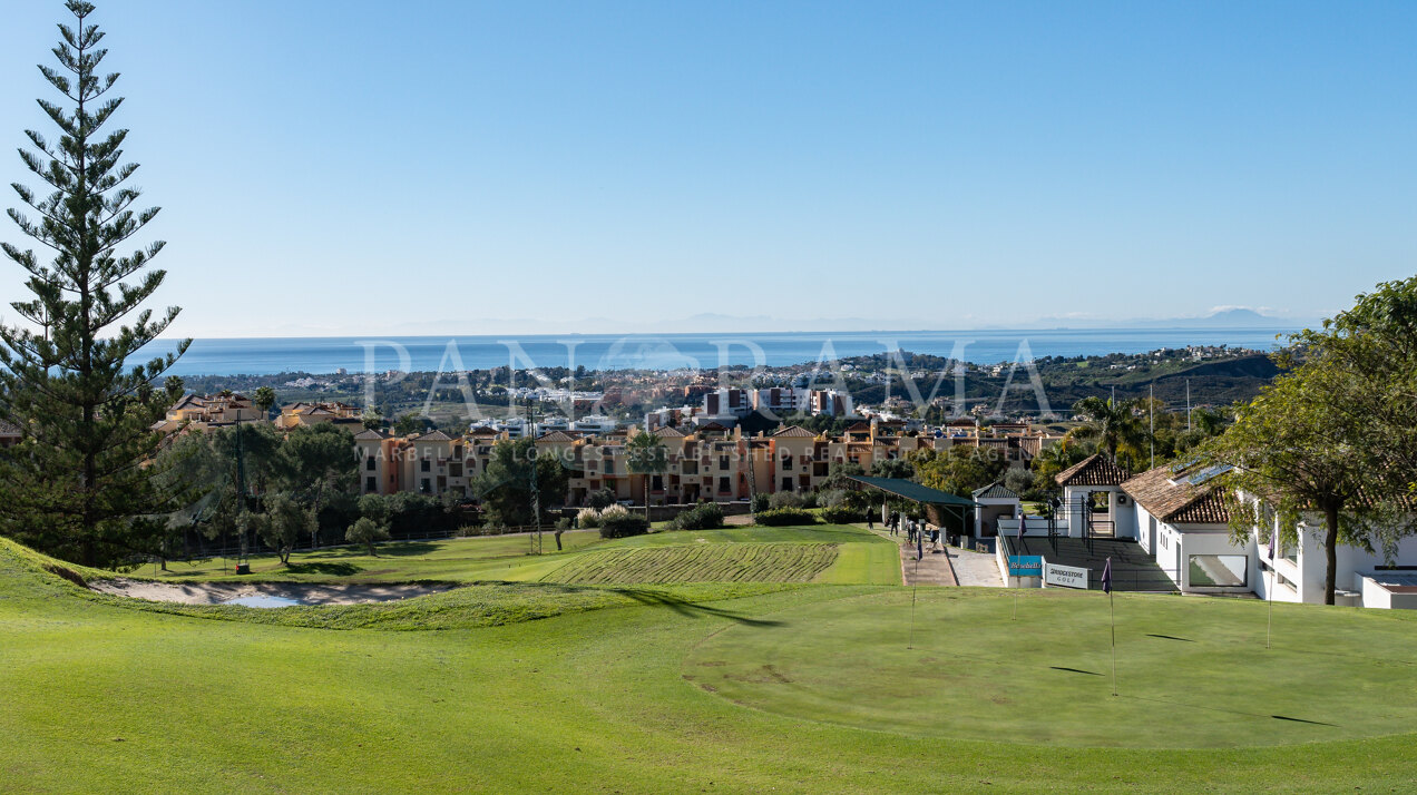 Frontline golfvilla met panoramisch uitzicht op zee en bergen in Los Arqueros