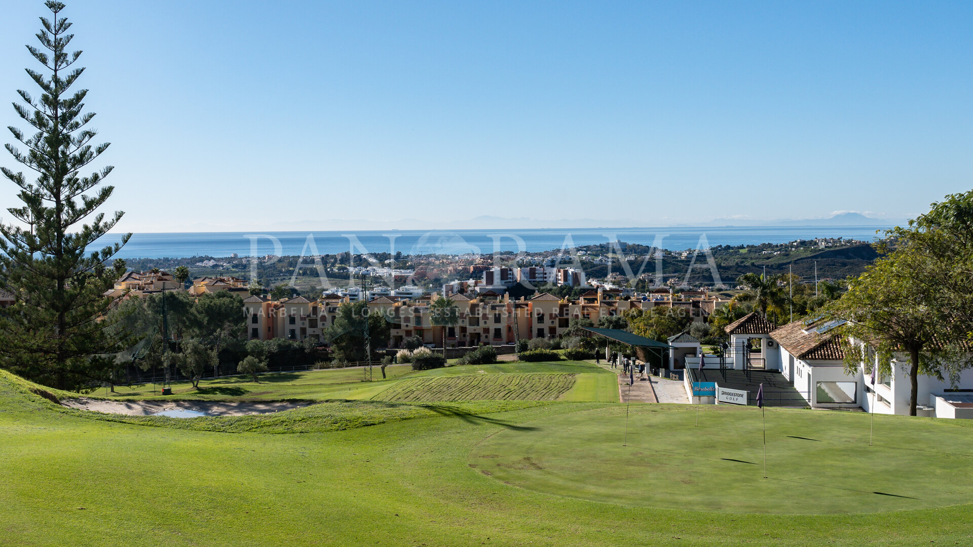 Villa de golf en première ligne avec vue panoramique sur la mer et les montagnes à Los Arqueros