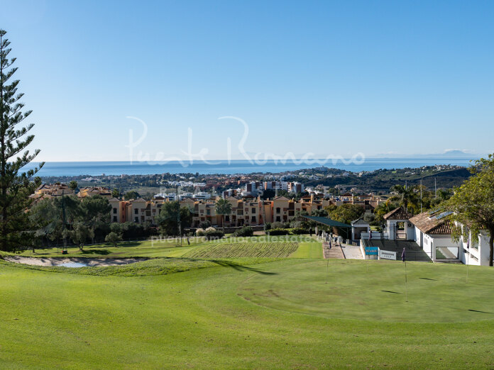 Villa en primera línea de golf con vistas panorámicas al mar y a la montaña en Los Arqueros