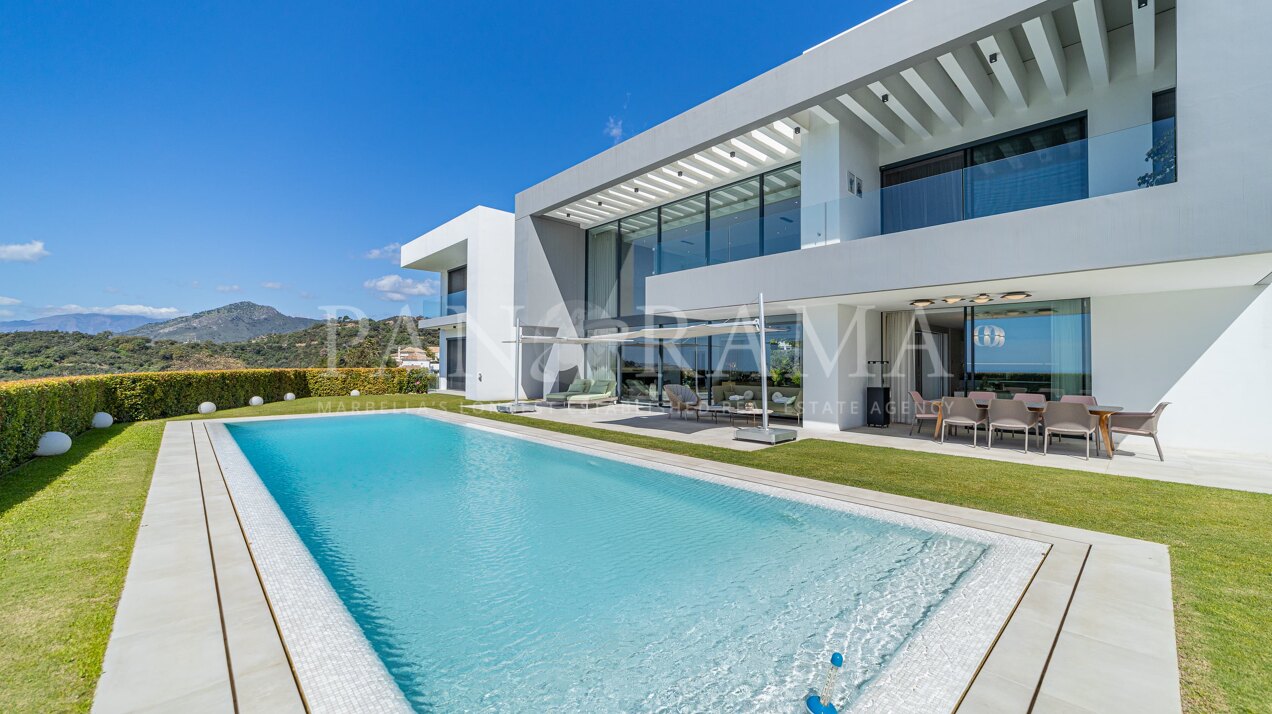 Frontline golf villa with panoramic sea and mountain views in Los Arqueros