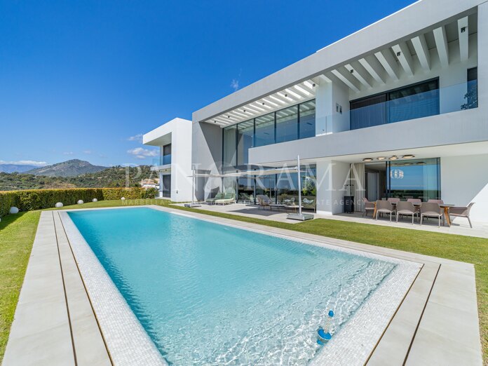 Villa en primera línea de golf con vistas panorámicas al mar y a la montaña en Los Arqueros