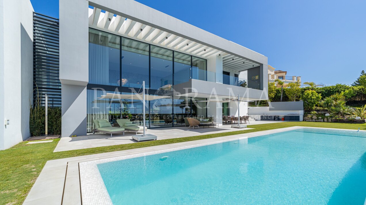 Villa de golf en première ligne avec vue panoramique sur la mer et les montagnes à Los Arqueros