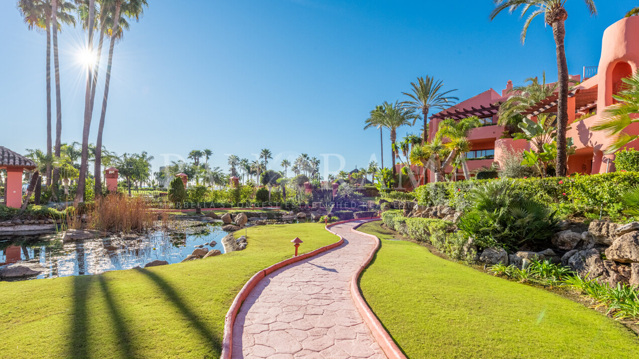 Elegante apartamento en la comunidad frente al mar, Cabo Bermejo, Estepona