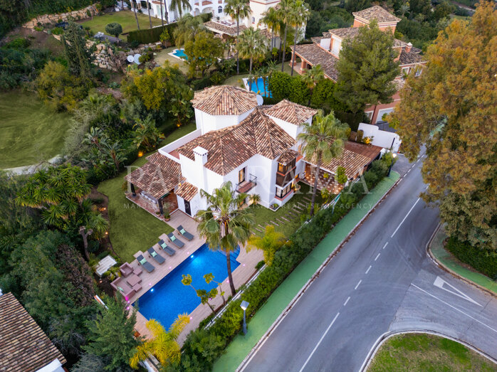 Hermosa villa en una ubicación privilegiada para amantes del golf en La Quinta, Benahavís