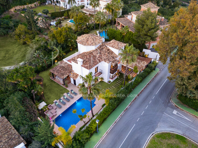 Beautiful villa in a prime location for golf lovers in La Quinta, Benahavís