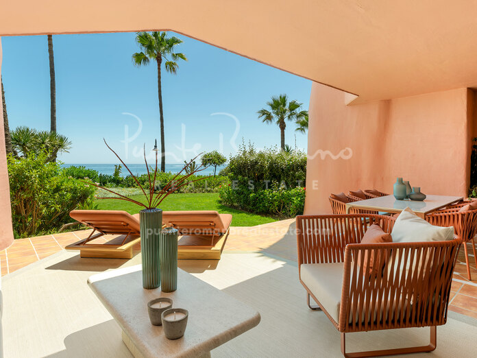 Apartamento en primera línea de playa en Menara Beach con servicios de resort
