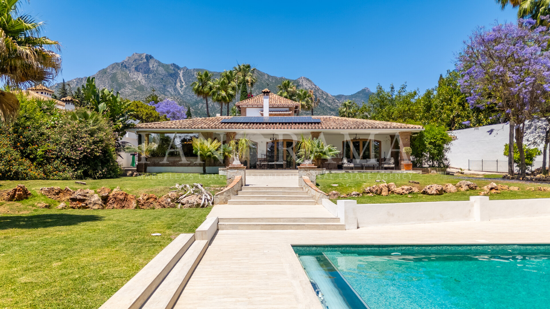 Lovely andalusian-style villa in a consolidated residential area