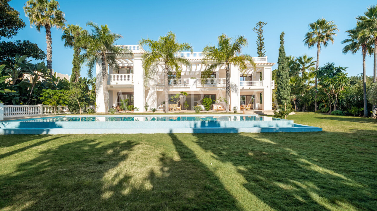 Elegant luxury villa by the sea in the sought-after area of Casasola, next to Guadalmina Baja