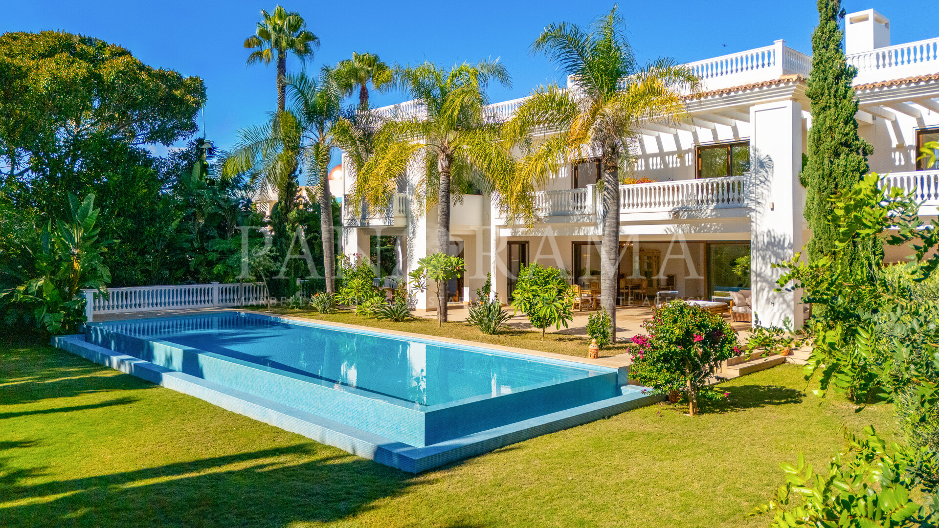 Spektakuläre, neu erbaute Villa in zweiter Strandlinie in Casasola, neben Guadalmina Baja