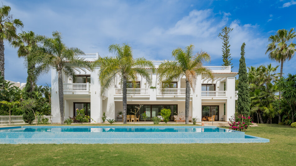 Elegante luxe villa aan zee in de gewilde wijk Casasola, naast Guadalmina Baja