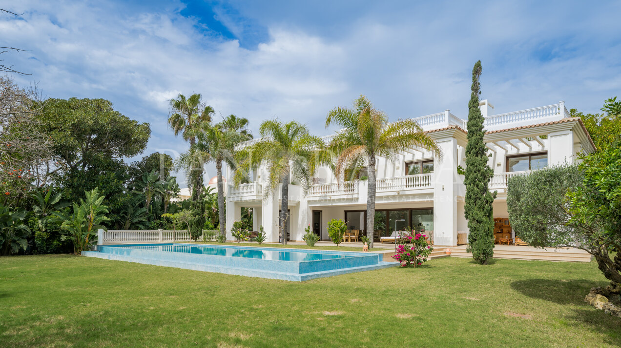 Spectaculaire villa neuve en deuxième ligne de plage à Casasola, à côté de Guadalmina Baja