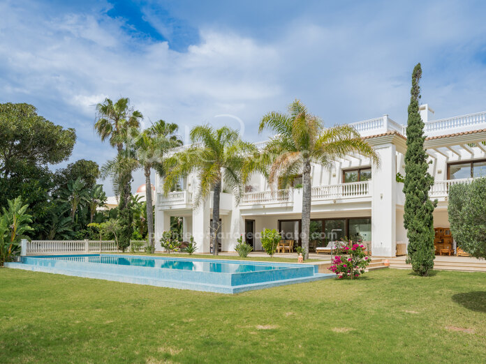 Espectacular villa de nueva construcción en segunda línea de playa en Casasola, junto a Guadalmina Baja