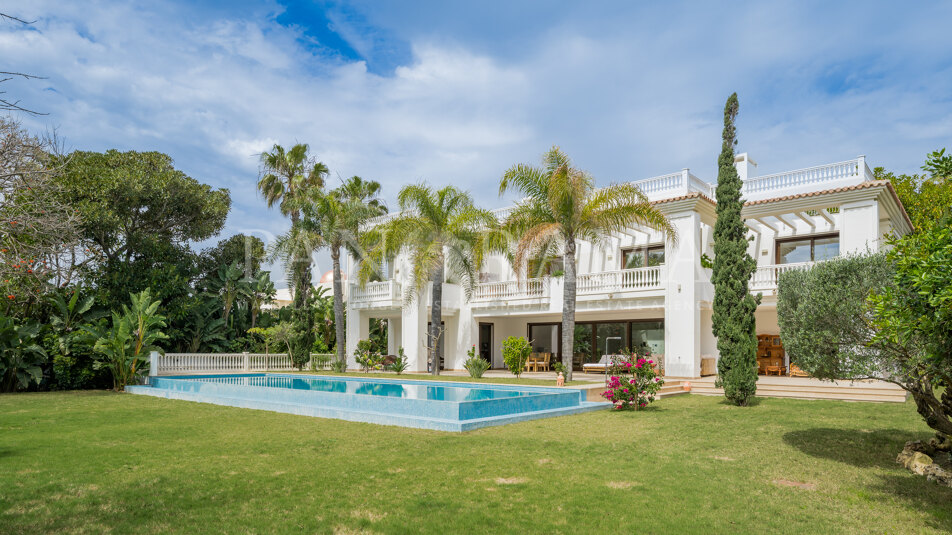 Spectaculaire nieuwgebouwde villa op de tweede strandlijn in Casasola, naast Guadalmina Baja