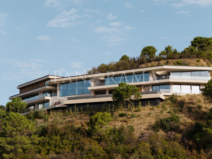 Impressive villa with panoramic open views to the Sea and mountains