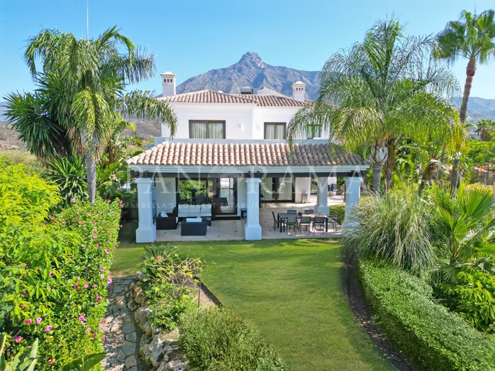 Elegante, op het zuiden gelegen luxe villa in Village Las Lomas de Magna Marbella