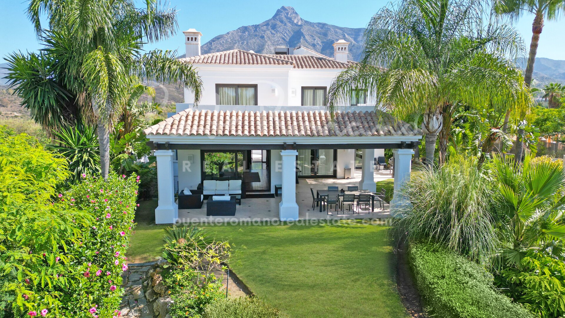 Elegant south-facing luxury villa in Las Lomas de Magna Marbella