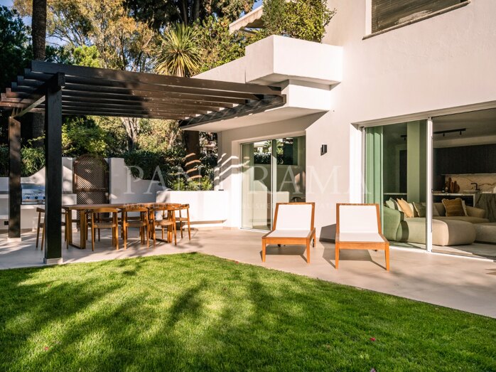 Amplio apartamento en planta baja en Kings Hill con jardín privado