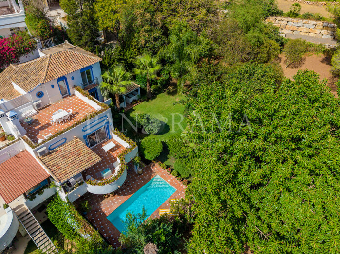 Villa Silvia: Villa mitoyenne de style méditerranéen offrant un excellent potentiel, un jardin privé et une piscine au Marbella Hill Club