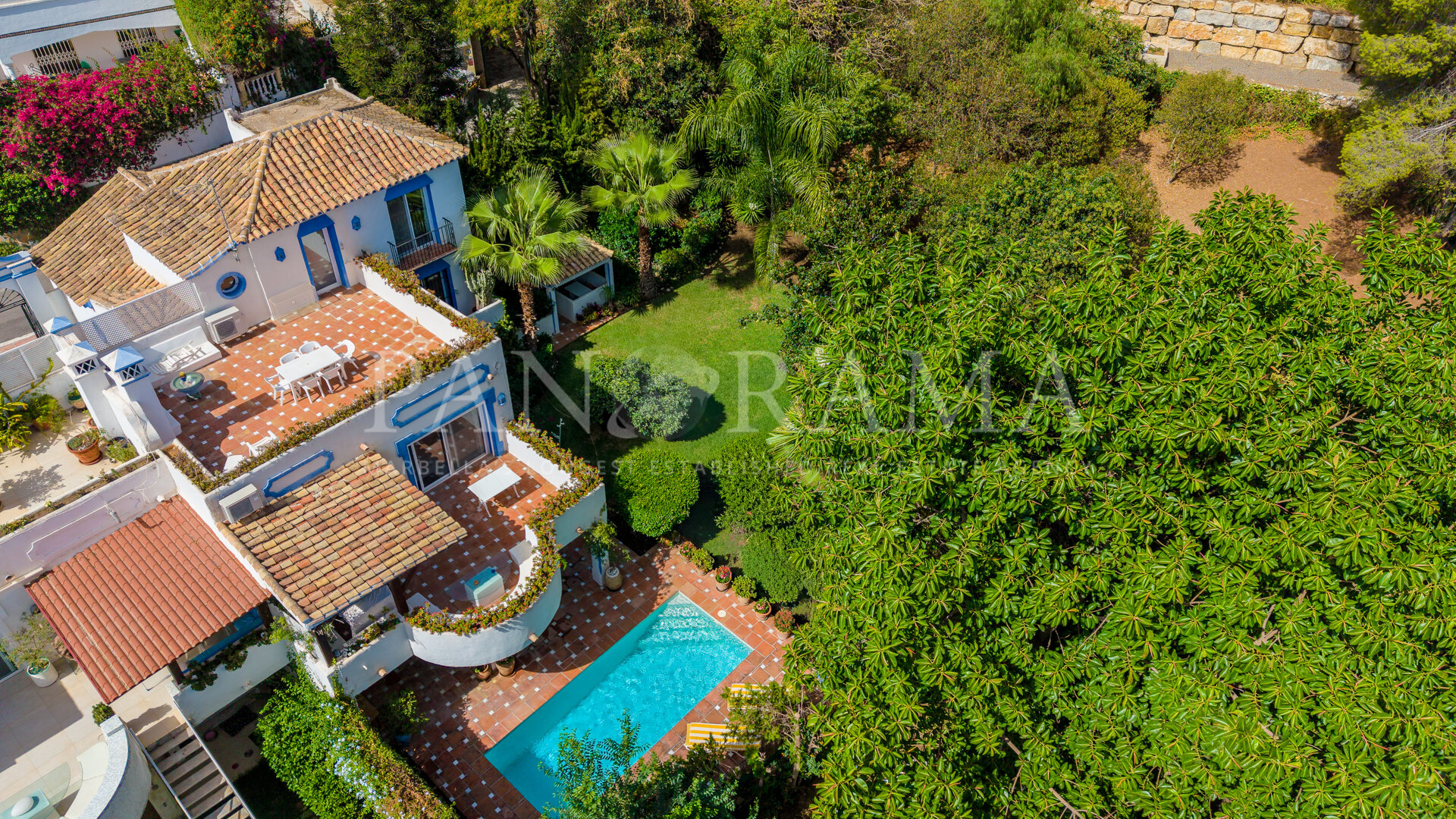 Villa Silvia: Villa mitoyenne de style méditerranéen offrant un excellent potentiel, un jardin privé et une piscine au Marbella Hill Club