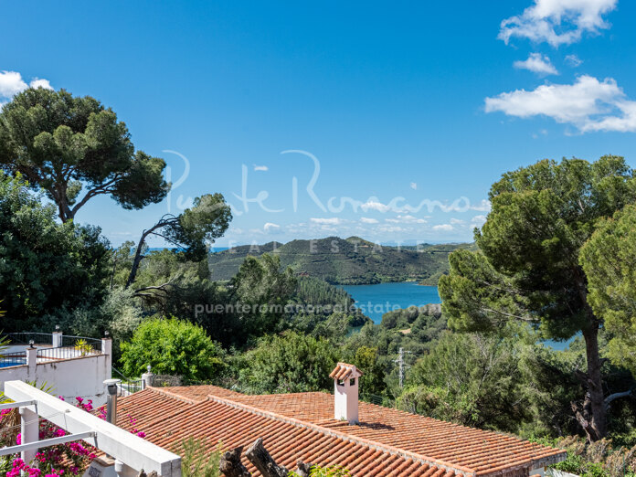 Lovely townhouse with lake and partial sea views and surrounded by nature in Cerros del Lago