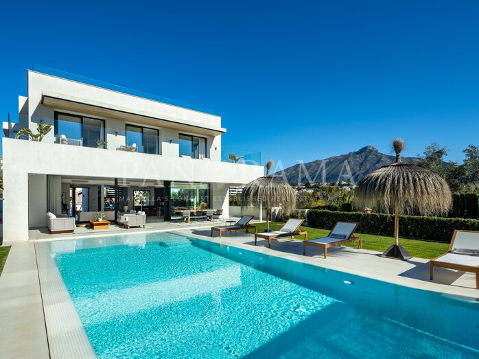 Modern villa with panoramic sea views in La Cerquilla, Marbella