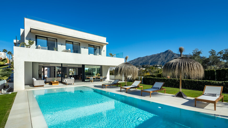 Villa moderna con vistas panorámicas al mar en La Cerquilla, Marbella
