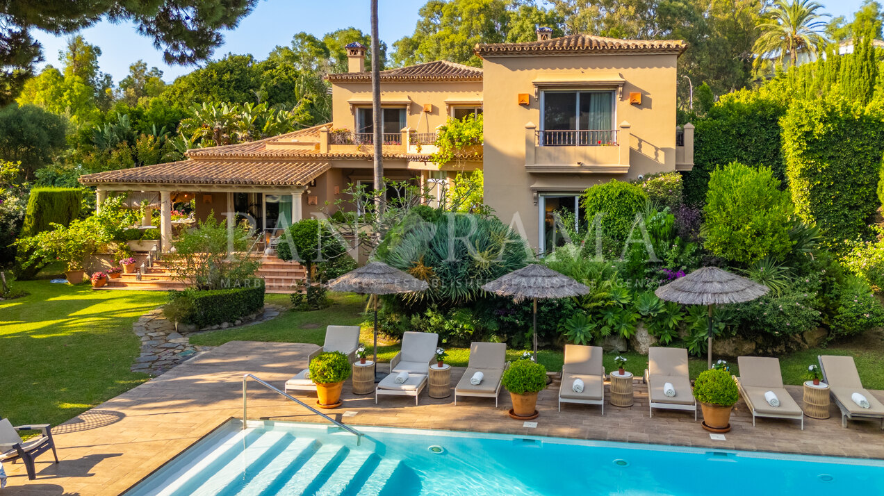 Großzügige und einladende Villa nur wenige Schritte vom Strand in Elviria, östliches Marbella entfernt