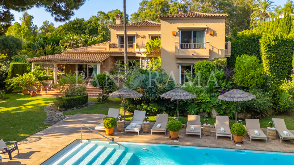 Spacious and welcoming villa just steps from the beach in Elviria, East Marbella