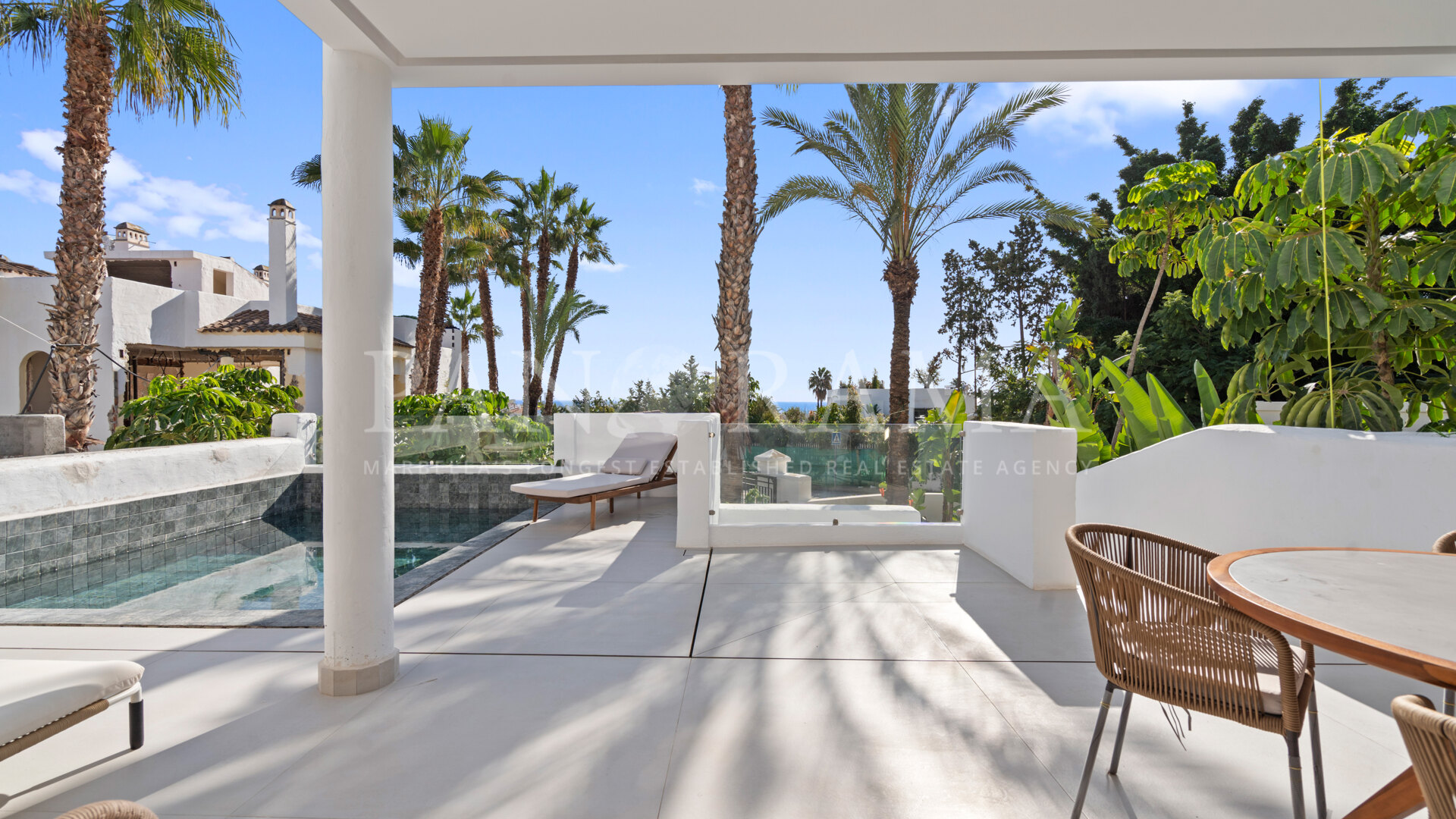 Maisonettewohnung mit privatem Pool in der Nähe von Annehmlichkeiten in El Paraíso, Estepona