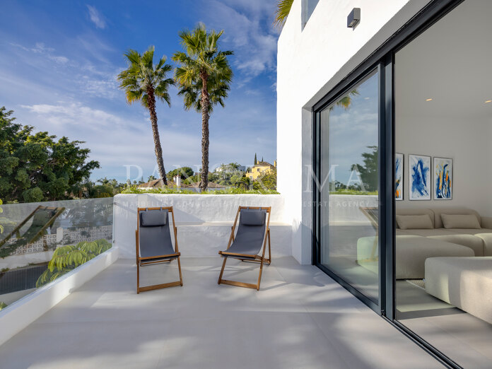 Duplex-Penthouse mit Meerblick und in der Nähe von Annehmlichkeiten in El Paraíso, Estepona
