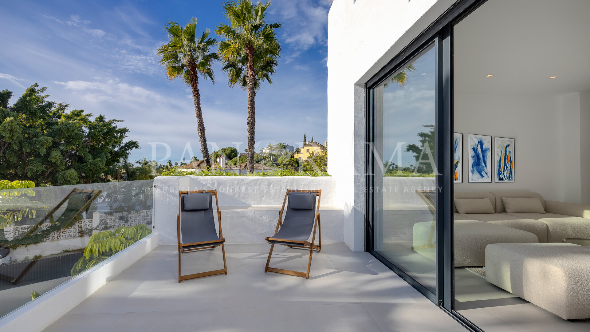 Duplex-Penthouse mit Meerblick und in der Nähe von Annehmlichkeiten in El Paraíso, Estepona