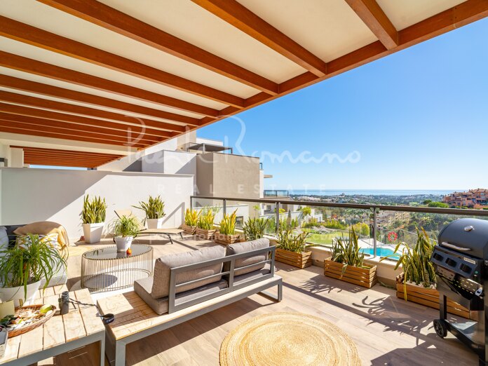 Apartamento con vistas panorámicas al mar y la montaña en Marbella Lake, en Nueva Andalucía
