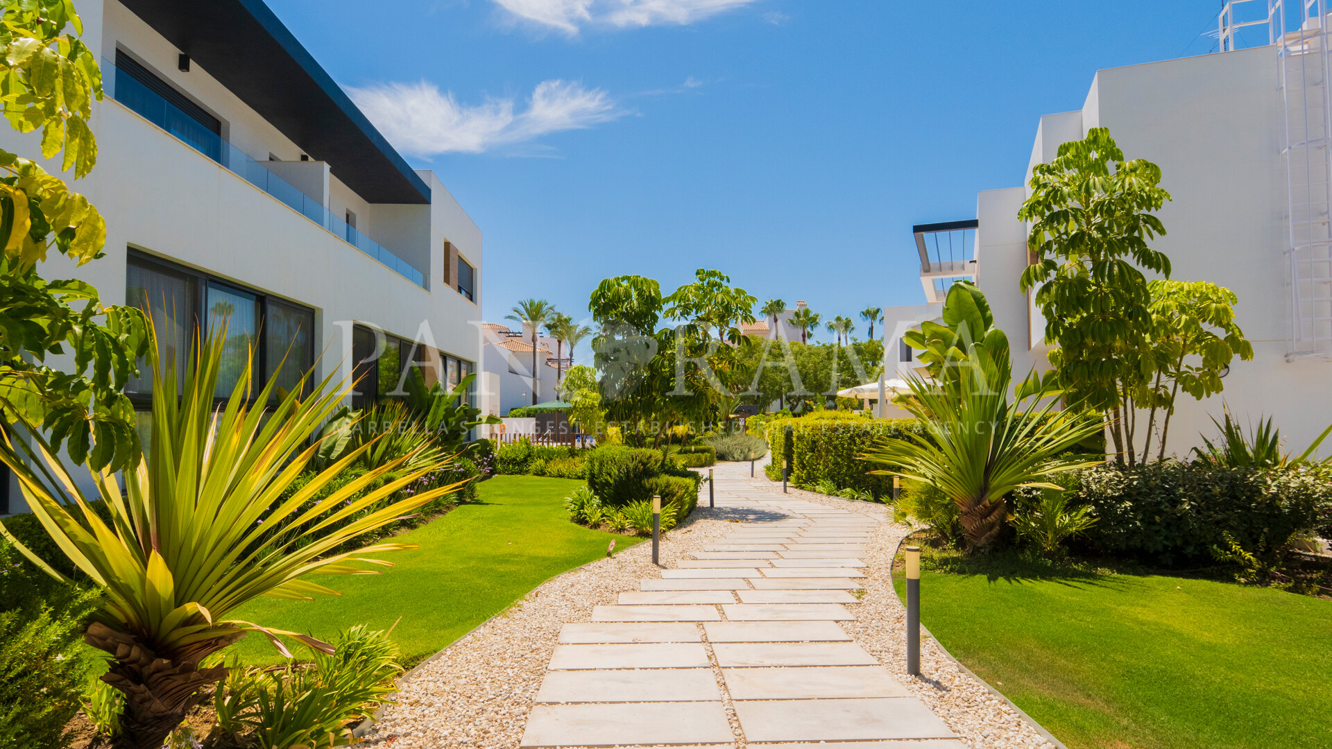 Helles und modernes Stadthaus in Los Naranjos in Nueva Andalucía