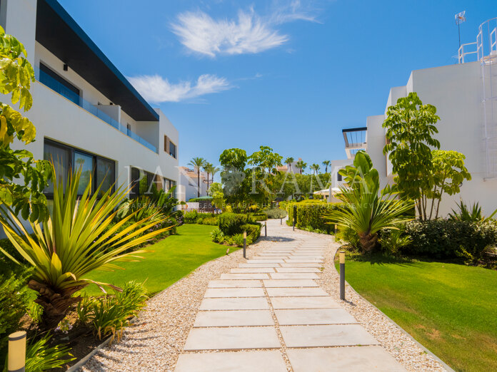 Helles und modernes Stadthaus in Los Naranjos in Nueva Andalucía