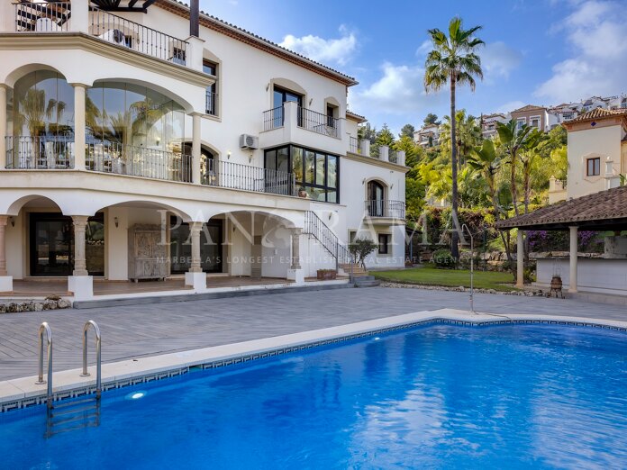 Einzigartige Familienvilla mit Investitionspotenzial im Los Arqueros Golf & Country Club