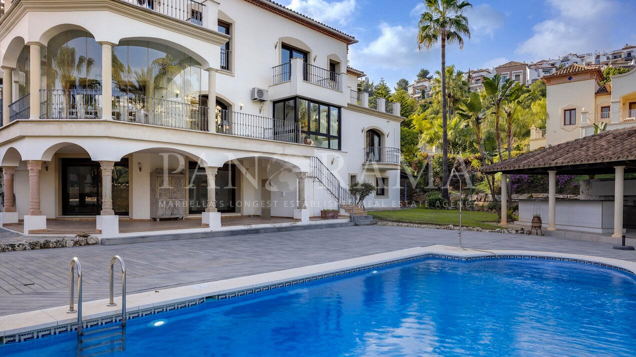 Unique family villa with investment potential in Los Arqueros Golf & Country Club