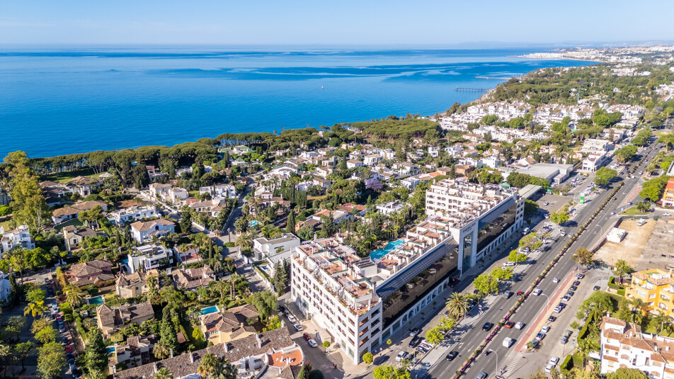 Corner apartment with panoramic sea views on Marbella’s Golden Mile