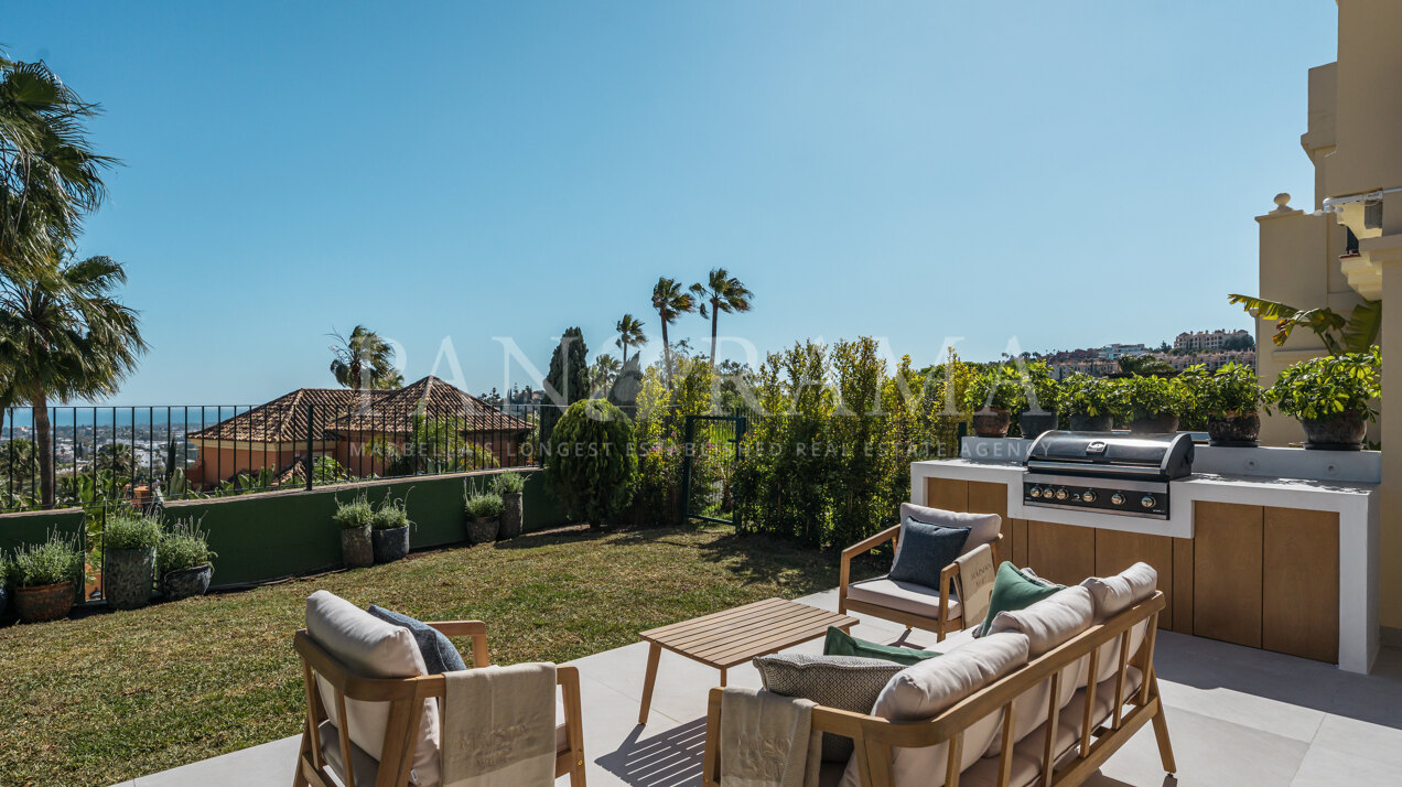 Elegant townhouse with sea views in La Quinta Hills, Benahavís