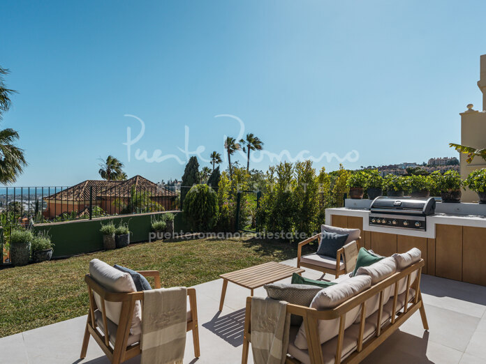 Elegante casa adosada con vistas al mar en La Quinta Hills, Benahavís