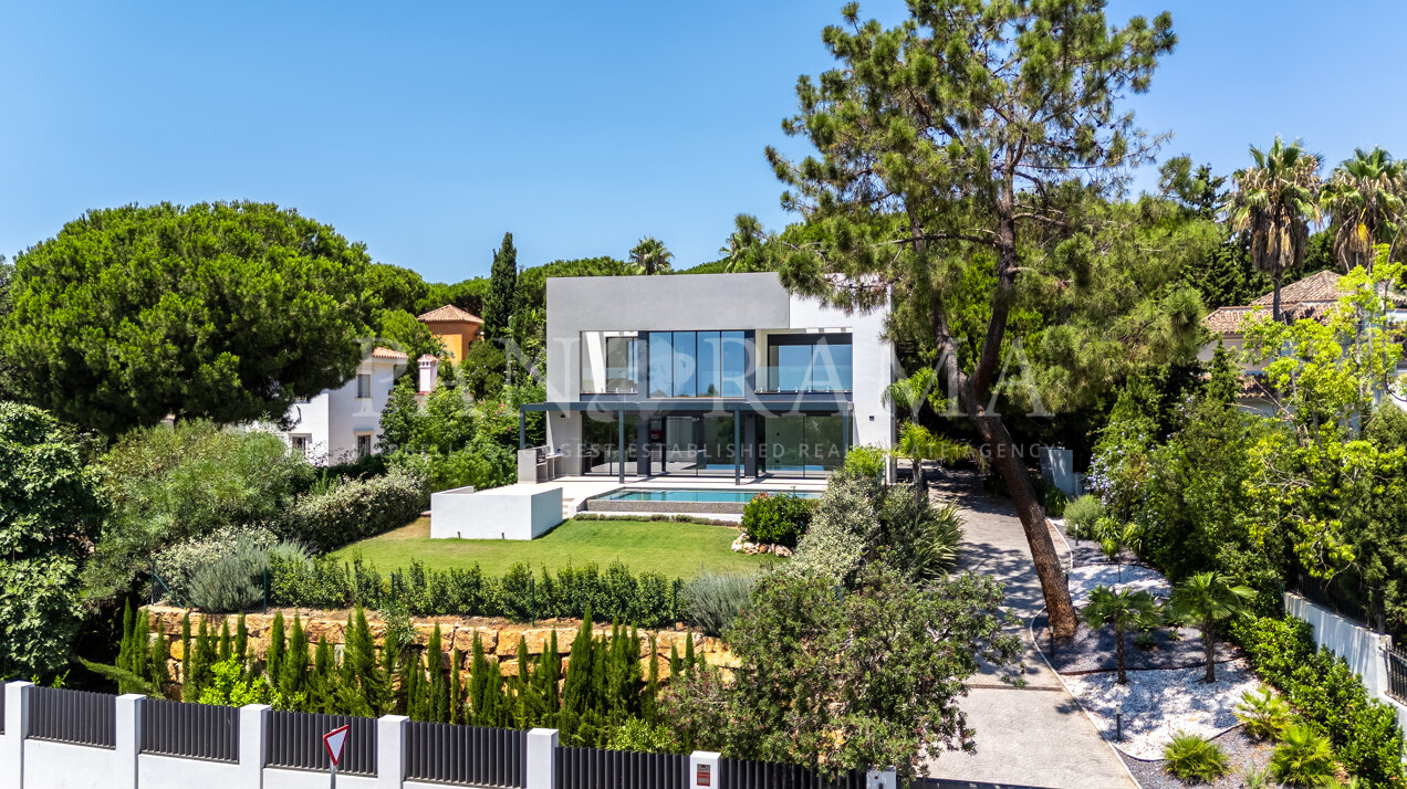Villa Althea – Elegante villa moderna en Hacienda Las Chapas